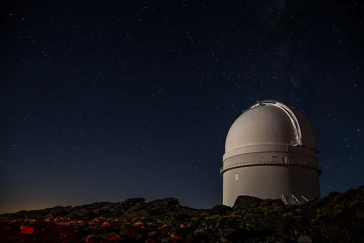 Telescópios Submilimétricos: História, Características Técnicas e Aplicações na Astronomia